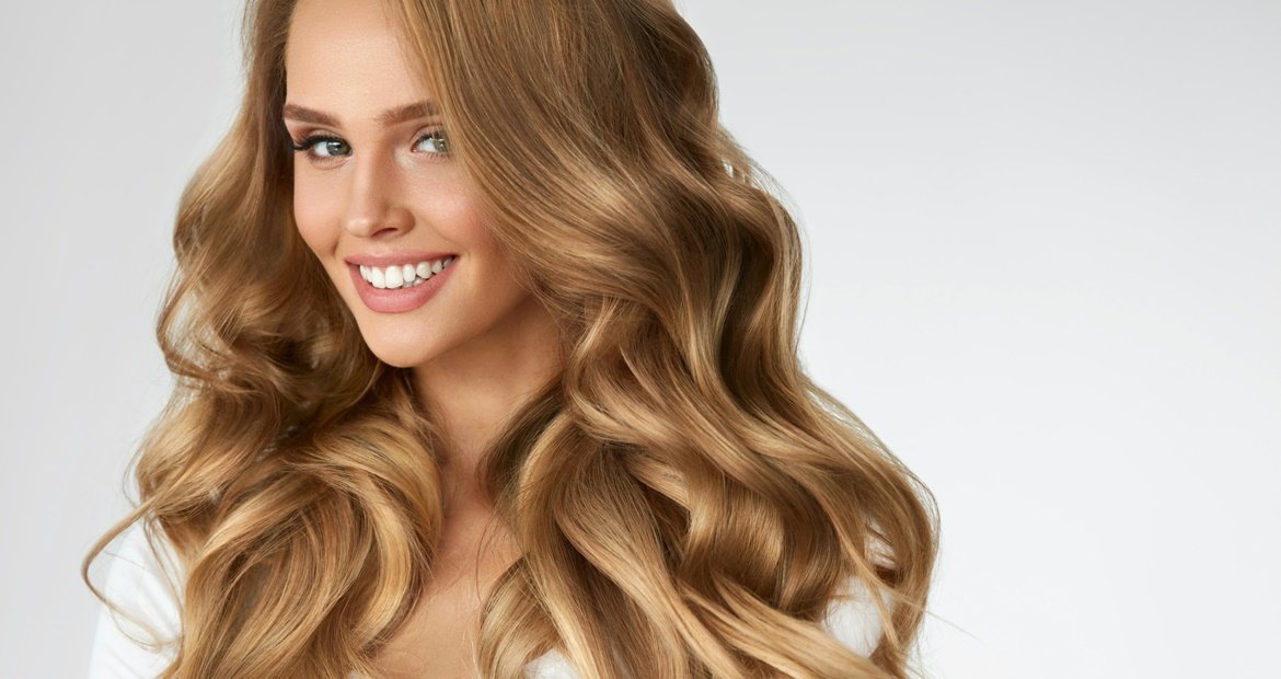 mulher com cabelo liso levemente ondulado em tom loiro bege